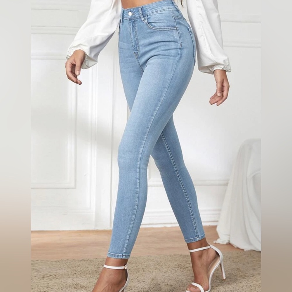This is a light blue high-Rise pair of skinny jeans. Size-6